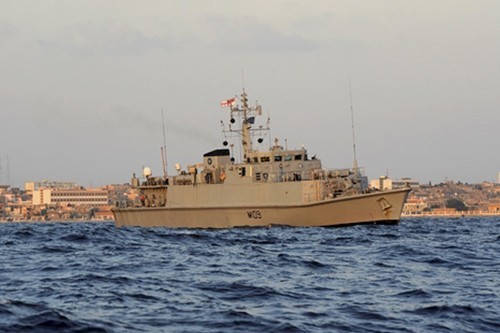 Brytyjski trałowiec HMS Bangor u wybrzeży Tobruku. Okręt od czerwca zajmował się wykrywaniem min i ładunków wybuchowych, pozostawionych przez siły wierne Muamarowi Kaddafiemu. W trakcie misji zniszczył starą minę denną oraz torpedę / Zdjęcie: MO Wielkiej Brytanii