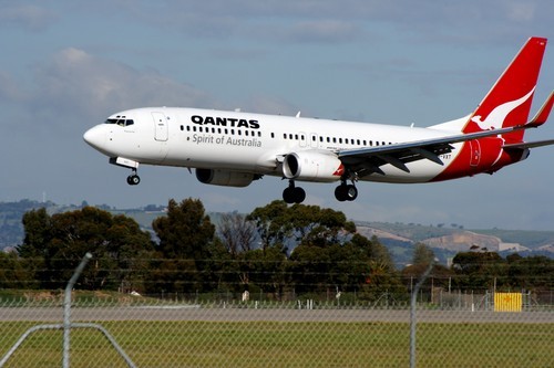 Jeden z Boeingów 737 Qantas. Przewoźnik posiada ich ponad 50 egz. Zakup podobnych klasą odrzutowców Airbusa pozwoli na ekspansję przedsiębiorstwa i utworzenie - wraz z innymi podmiotami - nowych linii niskokosztowych / Zdjęcie: Noel Miller