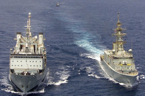 Te dwa okręty, po lewej zaopatrzeniowy HMCS Protecteur i z prawej niszczyciel HMCS Algonquin, będą najszybciej zastępowane przez nowe jednostki. Pierwszy z nich ma za sobą 42 lata służby, drugi - 39 / Zdjęcie: Royal Canadian Navy