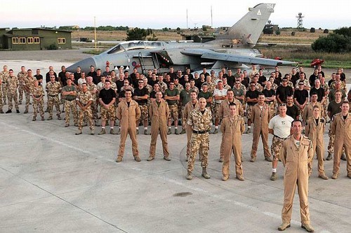 Jeden z symboli wojny w Libii, brytyjski Tornado, wraz z obsługą, w czasie pamiątkowego zdjęcie we włoskiej bazie lotniczej Gioia del Colle / Zdjęcie: MO Wielkiej Brytanii