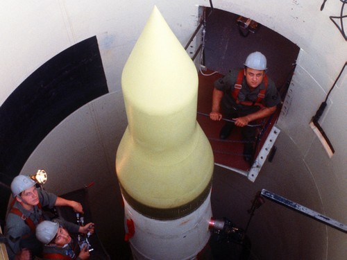 Jedną z ofiar dodatkowych cięć finansowych mogą być pociski międzykontynentalne LGM-30G Minuteman-III (na zdjęciu stara wersja F w czasie prac serwisowych), odpalane z silosów. 450 takich pocisków współtworzy nuklearną triadę USA / Zdjęcie: USAF