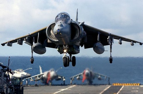 Harriery były symbolem RAF i lotnictwa Royal Navy przez ponad cztery dekady. Ich koniec - w roli rezerwuaru części zamiennych - nie jest chlubny, jednak realia budżetowe są nieubłagane... / Zdjęcie: MO Wielkiej Brytanii