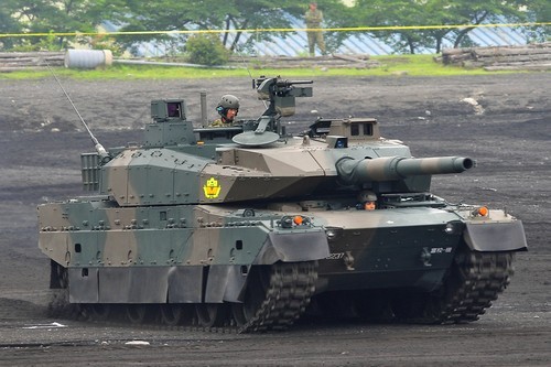 Japonia dysponuje wieloma własnymi rozwiązaniami, w tym nowym, prezentowanym czołgiem Typu 10, który przy masie jedynie 44 t (standardowo, 48 t maksymalnie), wyposażono w działo kalibru 120 mm i nowoczesny, wielowarstwowy pancerz. Nie jest on jednak - i chyba długo nie będzie - konkurencją dla uzbrojenia państw zachodnich czy Rosji. Trudno go zakwalifikować jako wyposażenie niezbędne dla prowadzenia misji pokojowych czy włączyć do programu współpracy międzynarodowej / Zdjęcie: T. Goto