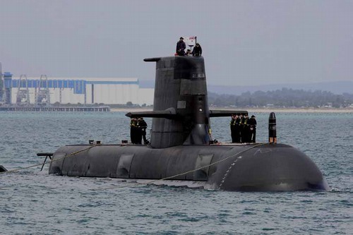 HMAS Farncomb, jeden z 6 australijskich okrętów podwodnych typu Collins. Borykają się one z licznymi usterkami technicznymi. Jeszcze bardziej dotkliwy jest brak kadr, co uniemożliwia sprawne wykorzystanie posiadanych jednostek... / Zdjęcie: MW Australii