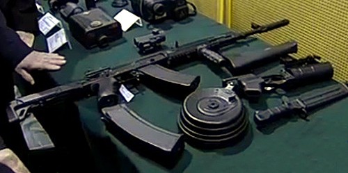 Prototyp 5,45-mm karabinka automatycznego AK-12 z zestawem dodatkowego wyposażenia (m.in. celownik optyczny, granatnik podwieszany, bagnet, chwyt przedni, stała kolba), jak również trzema rodzajami magazynków: standardowym 30-nabojowym (podpiętym do broni), 60-nabojowym czterorzędowym i 95-nabojowym bębnowym / Zdjęcie: NTW