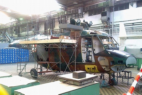 Szeroki zakres prac modernizacyjnych i remontowych w programie Głuszca można ocenić po tym zdjęciu, przedstawiającym kadłub śmigłowca o nr 601