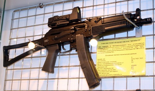 Urugwaj zakupił 320 pistoletów maszynowych PP-19-01 Isp. 20 Witiaż-SN do naboju 9 mm x 19 i będzie jego pierwszym użytkownikiem w Ameryce Południowej. Jest to modyfikacja pistoletu maszynowego Bizon-2-01 zasilana z 30-nabojowego magazynka pudełkowego. Ponad 60% części broni jest wymiennych z AK-74M. Masa 3,0 kg, długość całkowita (z kolbą rozłożoną/złożoną) 698/458 mm, długość lufy 230 mm / Zdjęcie: Remigiusz Wilk