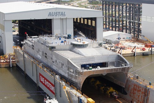 Pierwszy z JHSV, USNS Spearhead przed wodowaniem i nadaniem imienia, co nastąpiło we wrześniu 2011. W marcu bieżącego roku powinny rozpocząć się zakładowe próby morskie jednostki. Obecnie Austal USA buduje także dwa inne katamarany typu JHSV / Zdjęcie: US Navy