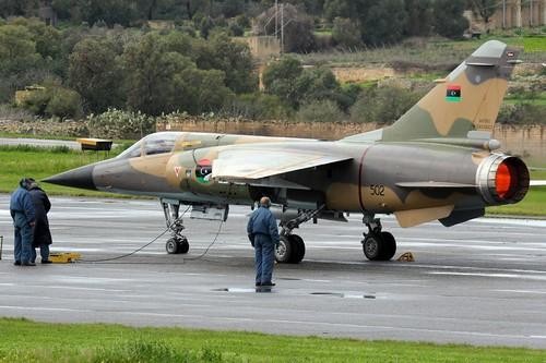 Jeden z dwóch Mirage F1, których piloci uciekli na Maltę, nie chcąc atakować demonstrantów