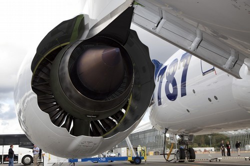 Silnik Rolls-Royce Trent 1000 pod skrzydłem Boeinga 787. Zmniejszenie zużycia paliwa, ograniczenia emisji szkodliwych substancji i hałasu, są głównymi wymogami dla projektantów nowych układów napędowych. Związane jest to zarówno z kwestiami finansowymi - opłaty za paliwo są jednymi z kluczowych wydatków linii lotniczych - jak i zaostrzaniem norm ochrony środowiska, szczególnie na Starym Kontynencie / Zdjęcie: Rolls-Royce