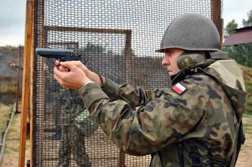 Podstawowym rodzajem broni krótkiej w polskich Siłach Zbrojnych pozostają pistolety wojskowe wz. 1983 (P-83) do rosyjskiej amunicji 9 mm x 18. W niektórych jednostkach można nadal znaleźć jeszcze starsze modele - pw wz. 1964 CZAK (P-64). Obie konstrukcje nie są nowoczesne, ani dostosowane do strzelania dynamicznego / Zdjęcie: MON