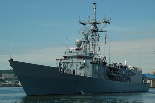ORP Kościuszko, jedna z dwóch fregat typu OHP. Minister Simoniak proponuje, by wycofać je do 2015, kończąc w ten sposób nieudany eksperyment z wykorzystywaniem wyeksploatowanych jednostek o minimalnej wartości bojowej / Zdjęcie: MW RP
