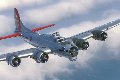 Jeden z odrestaurowanych, ex-wojskowych samolotów USAF, B-17 Aluminum Overcast. Należy on do Experimental Aircraft Association, stowarzyszenia pasjonatów lotnictwa, którzy udostępniają w muzeach, zarówno na wystawach statycznych, jak i w czasie pokazów w locie, ok. 200 zabytkowych statków latających / Zdjęcie: EAA