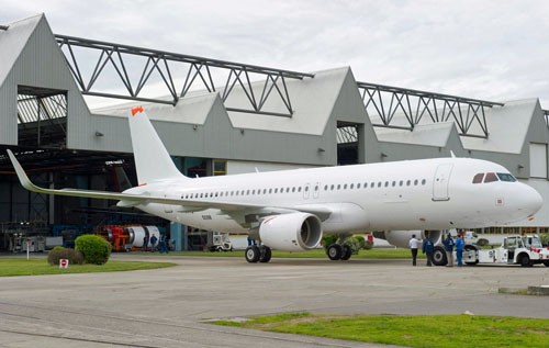 Pierwszy egzemplarz A320, o numerze seryjnym MSN 5098, z zabudowanymi  końcówkami skrzydeł typu Sharklet, przed hangarem w Tuluzie / Zdjęcie:  Airbus