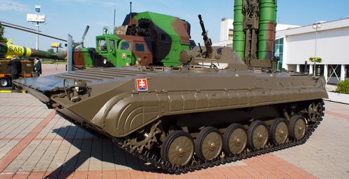 Ciekawa  wariacja na temat BVP-1 zademonstrowana na wystawie słowackiej  armii. Transporter OT-90 skonfigurowany został do transportu wyrzutni  i pocisków przeciwlotniczych Igła wraz z obsługą. Zmodyfikowany  transporter zewnętrznie nie różni się od swojego protoplasty