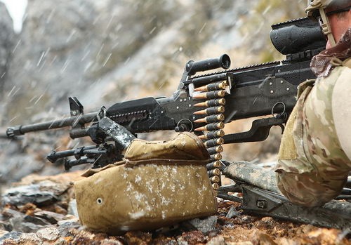 Nowy 8,6-mm karabin maszynowy LWMMG jest dostosowany do montażu na wszystkich używanych w armii podstawach. Na zdjęciu broń GDATP osadzona na trójnogu M192. Zwraca uwagę miękka torba amunicyjna z której podawana jest taśma