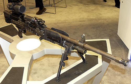 Najciekawszą i najnowszą konstrukcją wystawianą przez GDATP na Eurosatory był jeden z kilku prototypów karabinu maszynowego LWMMG strzelający nabojem 8,6 mm x 63 (.338 Norma Magnum). 