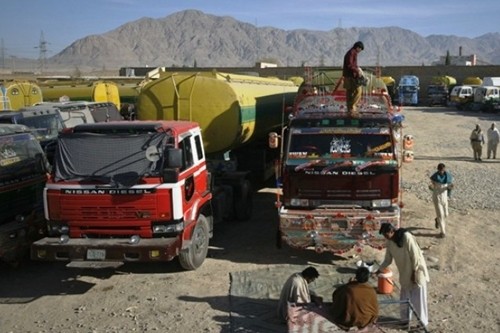 Samochody ciężarowe z cysternami z paliwem dla sił ISAF na granicy pakistańsko-afgańskiej po jej zamknięciu w ubiegłym roku / Zdjęcie: The Express Tribune