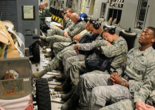 Amerykanie rozpoczęli wycofywanie się z Afganistanu w połowie 2011.  Stacjonowało tam wtedy nieco ponad 100 tys. żołnierzy USA. Planuje się,  że do października br. liczba ta spadnie do 68 tys., a więc powróci do  poziomu sprzed 2009. Ostatni żołnierze formacji bojowych powinni opuścić  Afganistan do końca 2014 / Zdjęcie: USAF