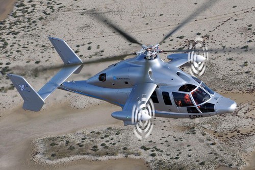 X3 odbył swój pierwszy lot 6 września 2010, w trzy lata po zainicjowaniu programu. Śmigłowiec - oprócz specjalnie zaprojektowanych systemów - korzysta z elementów z modeli AS365N4 (struktura śmigłowca), EC155 (główny wirnik) i EC175 (przekładnia). Silniki to jednostki Rolls-Royce Turbomeca RTM322, napędzające NH90 i AW-101 / Zdjęcie: Eurocopter