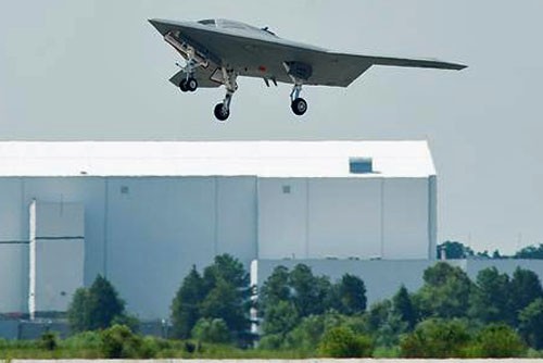 X-47B ma rozpiętość równą 18,9 m, długość - 11,6 m, a wysokość 3,2 m. Jego maksymalna masa do startu z lotniskowca wynosi 20,4 t, a udźwig ładunku użytkowego 2 t. Silnik Pratt & Whitney F100-220U ma pozwolić na rozwinięcie wysokiej prędkości poddźwiękowej na wysokości do 12 km / Zdjęcia: US Navy