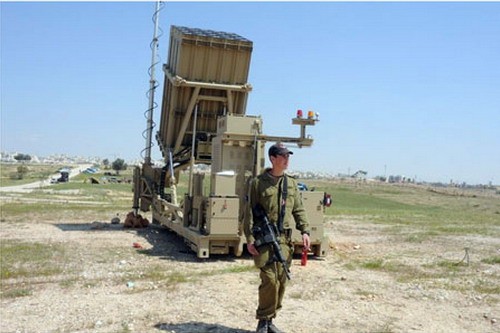 System Iron Dome przeznaczony jest przede wszystkim do ochrony obiektów przed atakami z użyciem 122-mm niekierowanych pocisków rakietowych, 120-mm pocisków moździerzowych i 152/155-mm pocisków artyleryjskich. Iron Dome może być także wykorzystany do zwalczania statków powietrznych (w tym śmigłowców i bsl). Jego opracowanie zostało zainicjowane w styczniu 2008 na zlecenie ministerstwa obrony Izraela / Zdjęcie: ynetnews.com