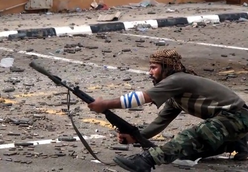 Granaty nasadkowe były używane przez obie strony konfliktu w Libii. Na zdjęciu rebeliant na sekundę przed odpaleniem granatu z karabinu FN FAL