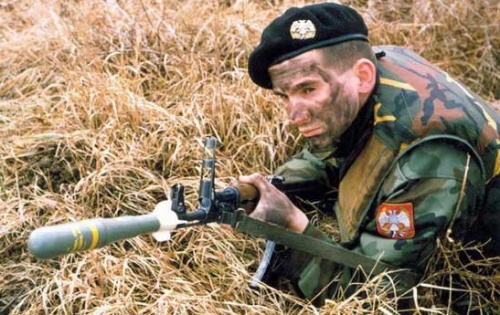 Jednym z największych producentów i eksporterów granatów nasadkowych była Jugosławia. Amunicja wytwarzana na miejscu była powszechnie używana na całym świecie, jak też wykorzystana w dużej liczbie podczas konfliktów na obszarze dawnej RFJ po 1989. Na zdjęciu żołnierz serbski z karabinkiem Zastava M70 z integralnym celownikiem do granatów nasadkowych i granatem dymnym M81