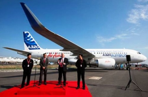 Zaman Ahmad (drugi od lewej) odpowiedzialny w AirAsia, m.in. za zakupy nowych samolotów oraz John Leahy (drugi z prawej), szef sprzedaży Airbusa, w trakcie prezentacji malezyjskiego przewoźnika jako pierwszego na świecie odbiorcy A320 z nowymi końcówkami skrzydeł / Zdjęcie: EADS