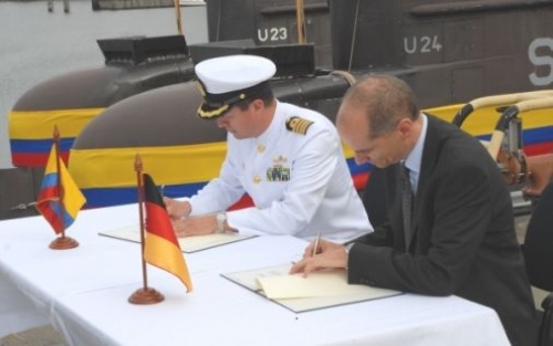 Przedstawiciele kolumbijskiej marynarki wojennej oraz niemieckich władz w tracie ceremonii podpisania dokumentów o przekazaniu Kolumbii dwóch okrętów / Zdjęcia: Bundeswehr