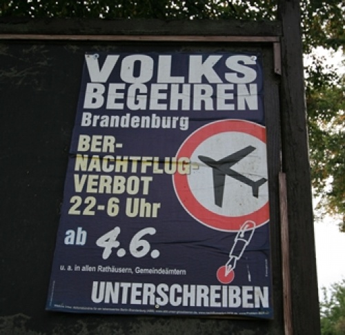 Plakat zapraszający mieszkańców miejscowości sąsiadujących z lotniskiem BER do protestu przeciwko nadmiernemu hałasowi (zaplanowanego a 4 czerwca br.)