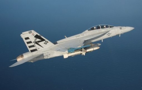 Na zdjęciu F/A-18F Super Hornet przypisany do eskadry testowej Salty Dogs of Air (VX-23) w czasie lotu testowego z pociskiem AGM-88E AARGM na terenie bazy lotnictwa marynarki wojennej Patuxent River (Maryland) / Zdjęcie: US Navy