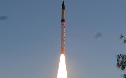 Agni-IV odpalana z mobilnej wyrzutni na poligonie Wheeler / Zdjęcie: DRDO