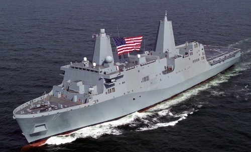Okręty desantowe typu San Antonio mają długość 208,5 m. Ich wyporność wynosi 25,5 tys. t. Mogą transportować 699-osobowy batalion Marines z pełnym wyposażeniem, w tym 14 amfibiami. Pokład lotniczy pozwala na jednoczesne operowanie 2 MV-22 Osprey lub 4 śmigłowcami CH-46 Sea King. Na zdjęciu pierwszy okręt typu San Antonio, USS San Antonio (LPD 17) / Zdjęcie: US Navy