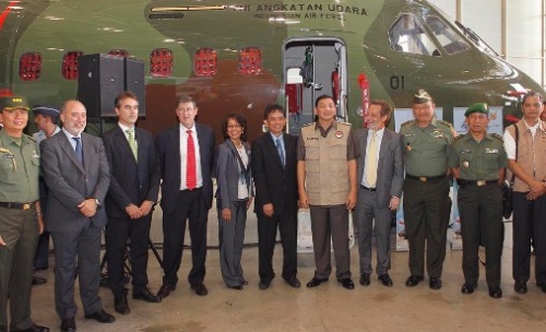 Na zdjęciu przedstawiciele indonezyjskiego MO (wiceminister obrony, generał porucznik Sjafrie Sjamsoeddin, 5 od prawej) oraz Airbus Military (odpowiedzialny za region Azji, Ignacio Alonso, 4 od prawej oraz wiceprezes, Rafael Tentor, 4 z lewej) w czasie uroczystości przekazania Indonezji 2 C295 / Zdjęcie: Airbus Military