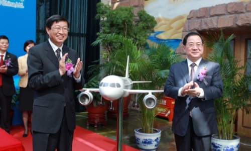 Jin Zhuanglong prezes Commercial Aircraft Corp of China (z prawej) i Wang Hongzhang (z lewej) prezes China Construction Bank Corporation (CCB), jednego z udziałowców CCB Financial Leasing, po podpisaniu umowy zakupu 50 C919 / Zdjęcie: COMAC