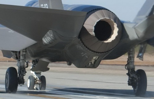 W listopadzie 2011 Pentagon przedstawił raport z testów startów i lądowań F-35C w ośrodku badawczym Naval Air Station Lakehurst. Na odpowiednio do testu wyposażonym pasie startowym (katapulta elektromagnetyczna EMALS, cztery liny hamujące z tłumikami hydraulicznymi) wykonano 8 startów i lądowań F-35C. Myśliwiec ani razu nie złapał hakiem liny hamującej / Zdjęcie Lockheed Martin