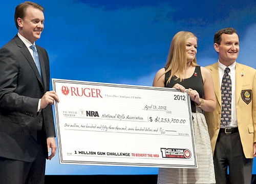 1 kwietnia 2011 Ruger ogłosił, że zamierza być pierwszym amerykańskim producentem broni, który w ciągu jednego roku wytworzy i sprzeda na rynku cywilnym ponad milion sztuk konstrukcji strzeleckich. Co więcej, przedsiębiorstwo zobowiązało się, że 1 dolar z każdego sprzedanego egzemplarza trafi do NRA (National Rifle Association). Pod koniec marca 2012 okazało się, że Sturm, Ruger & Company dostarczył klientom 1 253 700 sztuki broni i czek o takiej wartości został przekazany NRA / Zdjęcie: Ruger Firearms