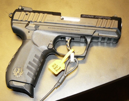 Na liście 5 najlepiej sprzedających się pistoletów samopowtarzalnych w 2011 znalazło się miejsce aż dla dwóch kieszonkowych modeli wytwarzanych w Southport: Ruger LCP na miejscu drugim (cena detaliczna 255 USD) i Ruger LC9 na miejscu czwartym (w cenie 315 USD). Obecnie po piętach depczą im nowości z 2012: karabin Ruger American Rifle (RAR), pistolet SR1911 oraz broń do amunicji bocznego zapłonu .22 LR pistolet SR22 (na zdjęciu) i karabinek samopowtarzalny 10/22 Takedown / Zdjęcie: Remigiusz Wilk