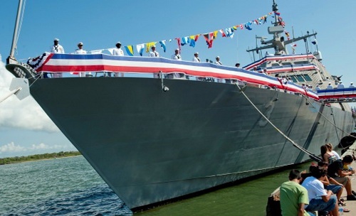 Marynarze mający służyć w przyszłości na USS Fort Worth w trakcie ceremonii przyjęcia okrętu do służby w US Navy / Zdjęcie: US Navy