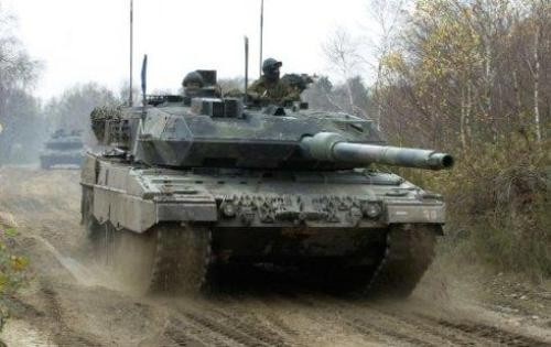 Pierwotnie Indonezja zamierzała odkupić Leopardy 2A6 (na zdjęciu) od Holandii. Jednak w wyniku przeciągających się dyskusji w tej sprawie ze strony holenderskich parlamentarzystów, Dżakarta zdecydowała się ostatecznie na wybór Niemiec jako dostawcy czołgów / Zdjęcie: MO Holandii