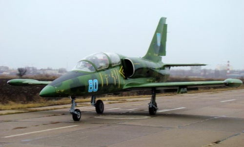 Wojska lotnicze Ukrainy wykorzystują 39 samoloty szkolne Aero L-39 Albatros. Trzy z nich przeszły ukraińską modernizację do standardu L-39M1, obejmującą m.in. wymianę silnika na AI-29TLSz o 10% większej sile ciągu. Właśnie taka maszyna rozbiła się 22 września / Zdjęcie: MO Ukrainy