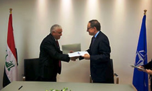 Doradca irackich władz ds. bezpieczeństwa, Faleh Faisal Al-Fayyadh oraz zastępca sekretarza generalnego NATO, Alexander Vershbow tuż po podpisaniu porozumienia o współpracy (IPCP) / Zdjęcie: NATO