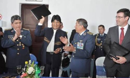 EC145 ma maksymalną masę startową 3585 kg. Może zabrać na pokład do 9 pasażerów. Dwa silniki turbowałowe Turbomeca Arriel 1E2, o mocy 738 KM każdy, zapewniają prędkość przelotową 246 km/h i standardowy zasięg 680 km. Na zdjęciu członkowie korpusu oficerskiego boliwijskich wojsk lotniczych oraz prezydent kraju, Evo Morales (drugi z lewej), w czasie podpisania dokumentów o odbiorze zamówionych EC145 / Zdjęcie: Fuerza Aérea Boliviana