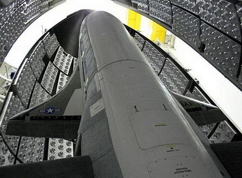 Oficjalnie X-37B ma służyć do wynoszenia na orbitę i zabierania z niej satelitów oraz serwisowania ich w kosmosie. Według analityków pojazd może służyć do celów szpiegowskich, jak też do ingerowania przy wrogich satelitach / Zdjęcie: USAF
