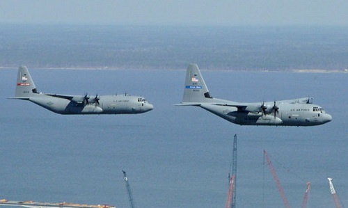 Na zdjęciu dwa Super Herculesy - WC-130J i C-130J-30 - należące do USAF przypisane do 403. Skrzydła stacjonującego w bazie wojsk lotniczych w Keesler / Zdjęcie: USAF 