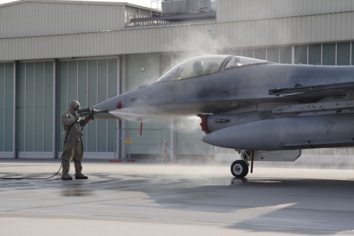 Pokaz dekontaminacji samolotu F-16 i jego pilota