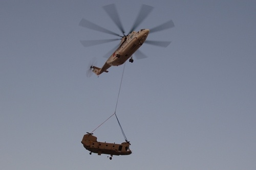 Mi-26 rosyjskiej firmy Werikal-T ewakuuje z pola walki w Afganistanie CH-47. Ta usługa kosztowała amerykańskiego podatnika 300 tys. USD