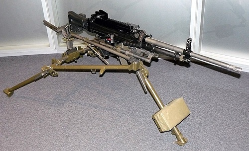 Bundeswehra będzie chciała, aby przyszły ukaem MG5 miał identyczne punkty mocowania jak dotychczasowy MG3, aby dało się go używać we wszystkich montażach, z dotychczasowymi trójnogami czy obrotnicami, a także na wszystkich bezzałogowych systemach uzbrojenia. Wszystkie te wymagania spełnia HK121 z Oberndorfu, na zdjęciu osadzony na trójnogu (Feldlafette) MG3 / Zdjęcia: Remigiusz Wilk