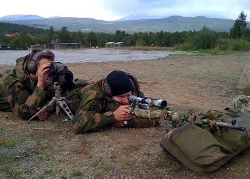 Podstawowym uzbrojeniem norweskich snajperów są karabiny powtarzalne Våpensmia NM149 i NM149-F1 (zmodyfikowany model na zdjęciu) do amunicji 7,62 mm x 51 NATO, opracowane na bazie niemieckiego Mausera k98 (jest to skądinąd jedna z ostatnich konstrukcji wywodzących się w prostej linii z broni opracowanej w końcu XIX wieku pozostającej nadal w służbie) / Zdjęcie: Forsvaret
